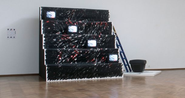 Srečo Dragan, Čas, vržen iz tira, 2000. Foto: Matija Pavlovec, arhiv Moderne galerije