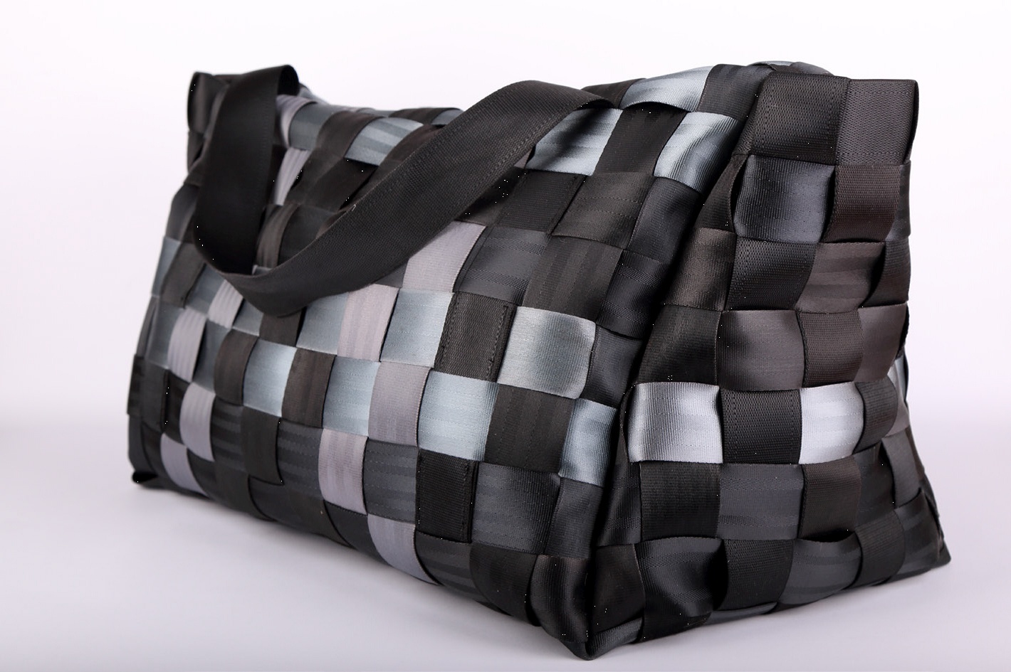 Špela Čuk in Katarina Merslavič: Torba iz zavrženih varnostnih pasov (2017)