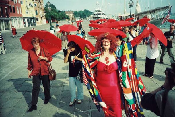CODE:RED Benetke: Pohod rdečih dežnikov, javna akcija, 49. Beneški bienale sodobne umetnosti, Benetke, 2001