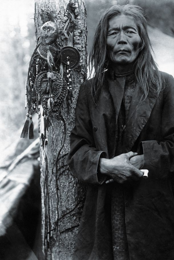 Šaman Fedor Polingus in njegovi duhovi pomočniki, vzhodna Sibirija, zbiralec A. Makarenko, © Ruski etnografski muzej