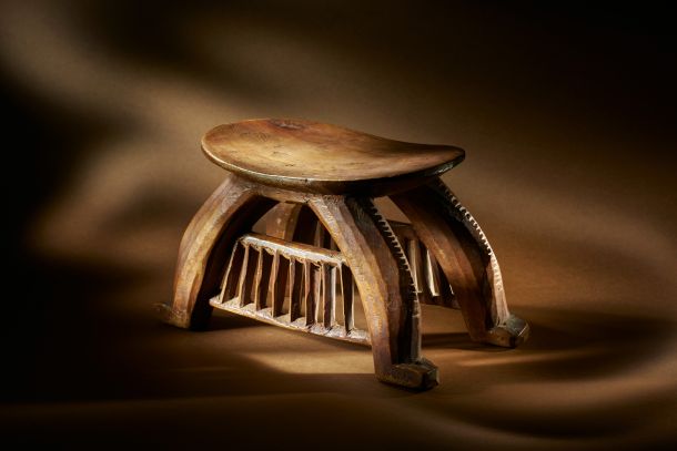 Lesen stolček iz južnega Sudana (prva polovica 19. stoletja), zbirka SEM